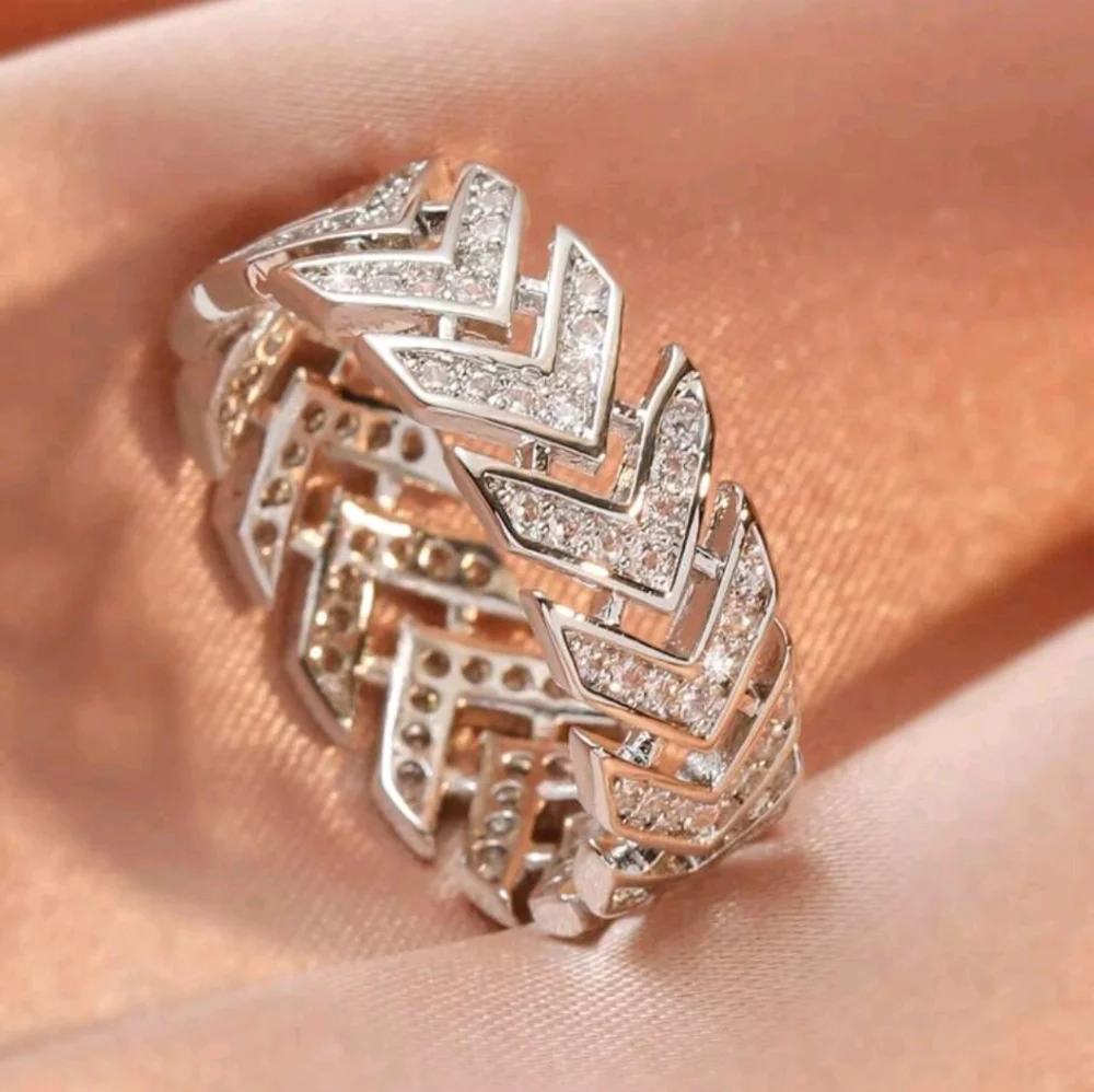 BRAND NEW ** Elegant Silver Chevron Ring
